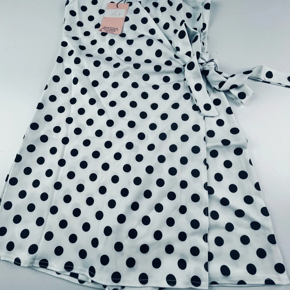 WRAP TIE SKORT POLKA DOT PLAYSUIT
Colour. WHITE - Picture 4 of 5